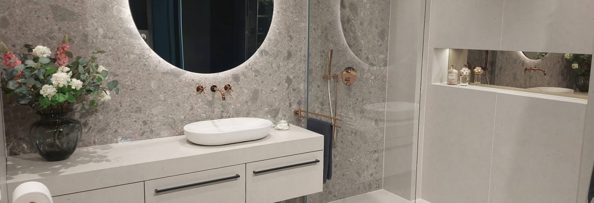 Koupelnová kóje s velkoformátovým obkladem ze série Silver Grain