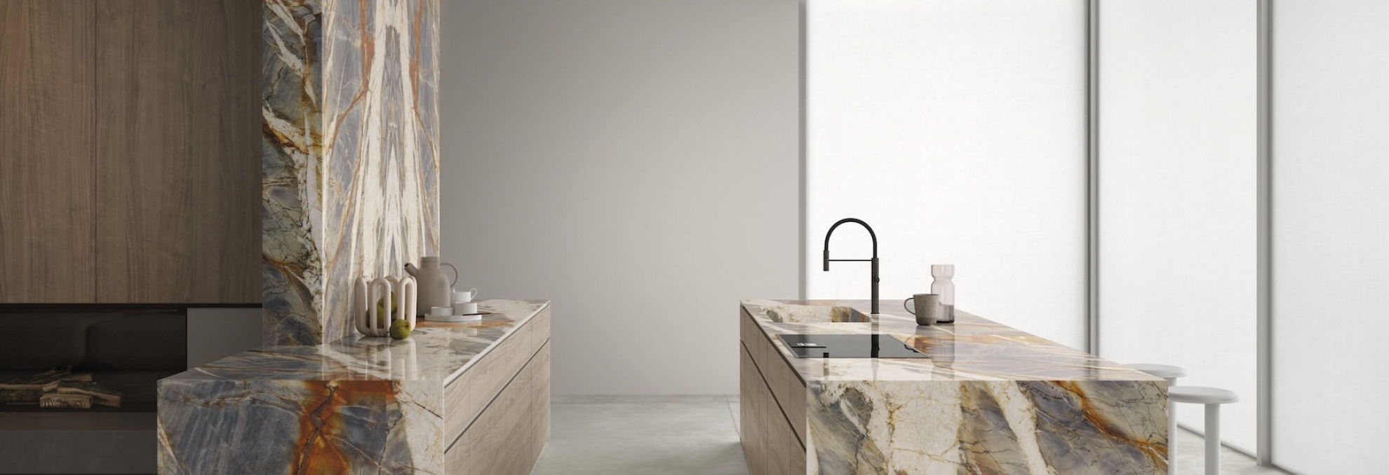 Kuchyně obložená sérií Marmi Maxfine v designu Blue Tempest