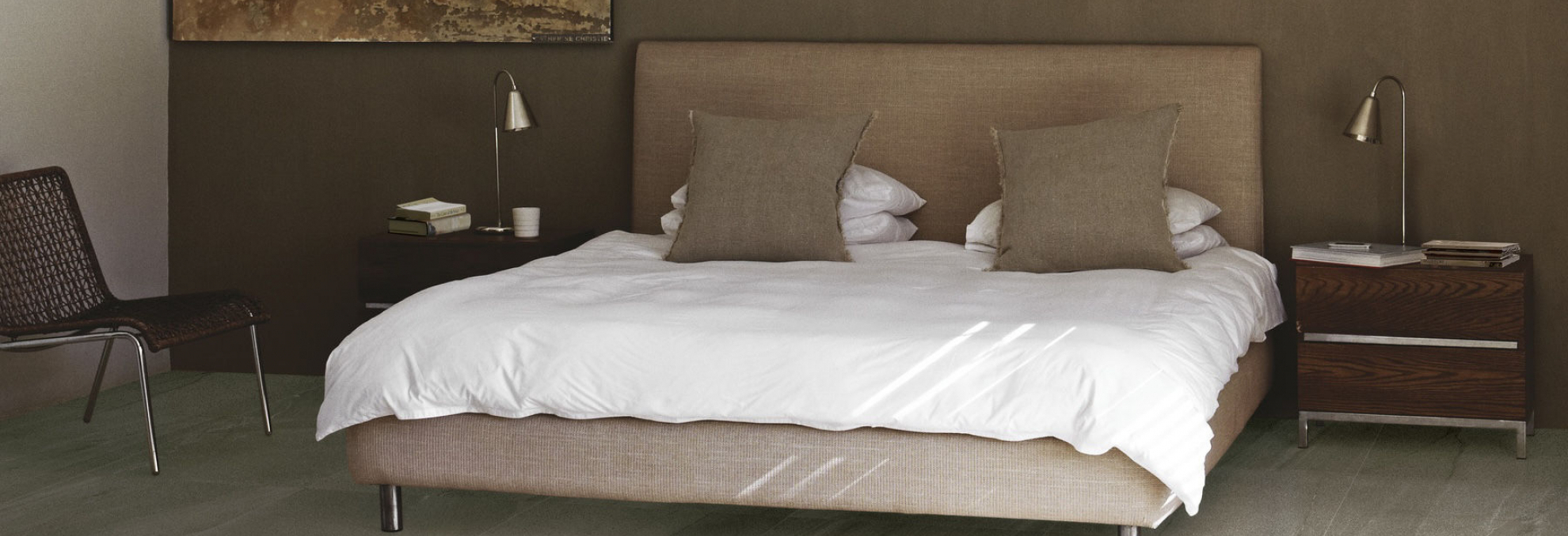 Ložnice s dlažbou v designu kamene Pietra di Basalto od Iris