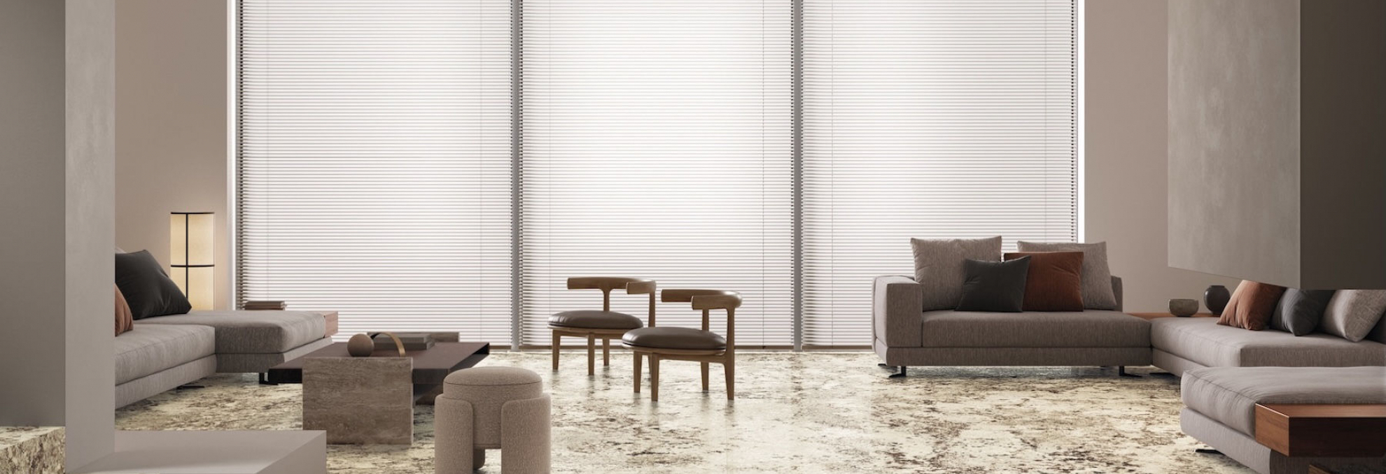 Dlažba v designu žuly Alaska White Maxfine od FMG v obývacím pokoji