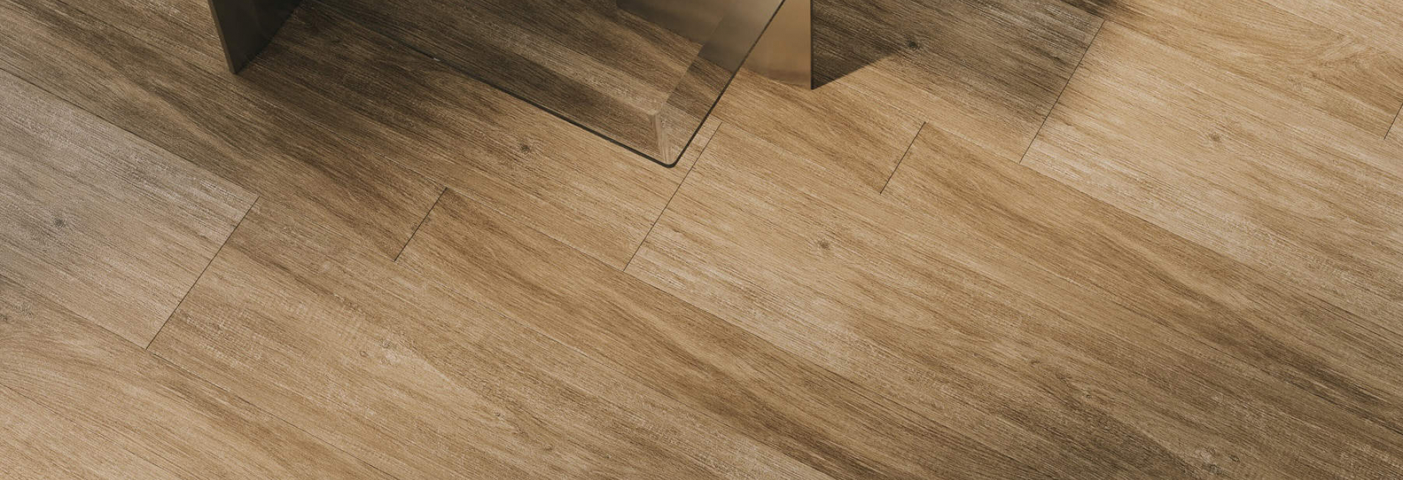 Dlažba v designu dřeva E-wood od Iris v obývacím pokoji