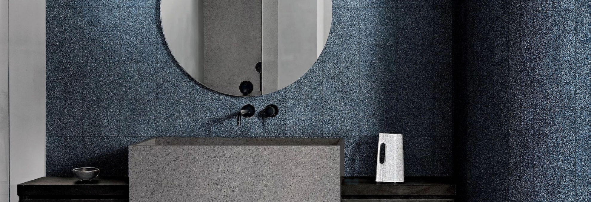 Koupelna s obkladem SensiEtna od Florim v podmanivém designu Bugnato Blu
