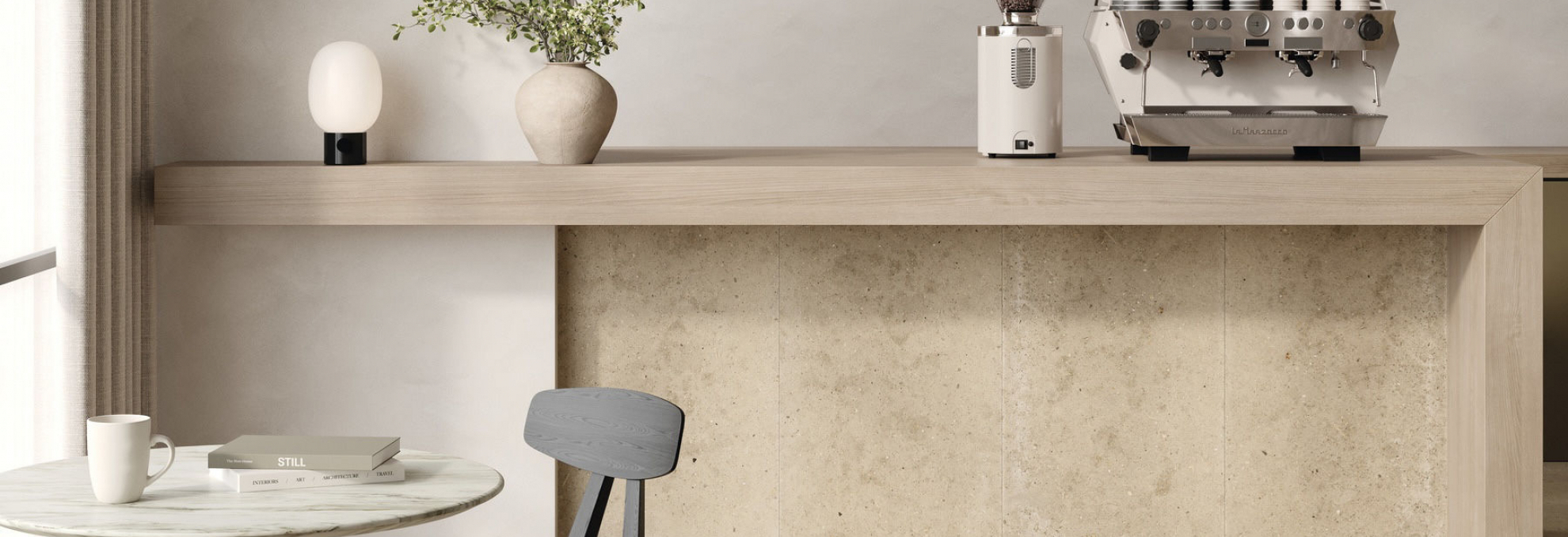 Kavárna s dlažbou a obkladem Whole Stone od Iris v hřejivém odstínu Stone Sand