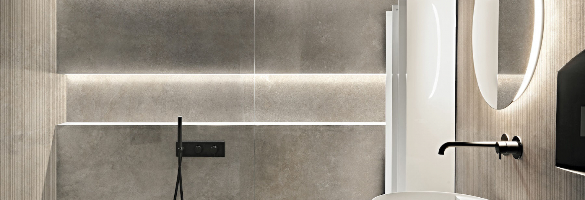 Koupelna s obkladem a dlažbou Casual Life od Florim v designu Dove Grey