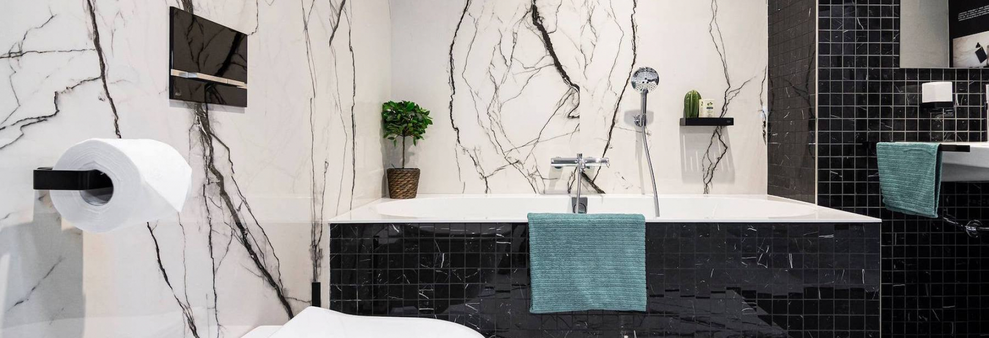 Koupelna s obkladem B&W Marble a mozaikou I Classici di Rex