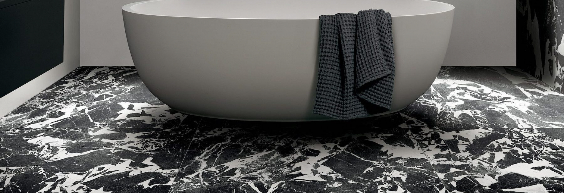 Koupelna v designu mramoru ze série B&W Marble