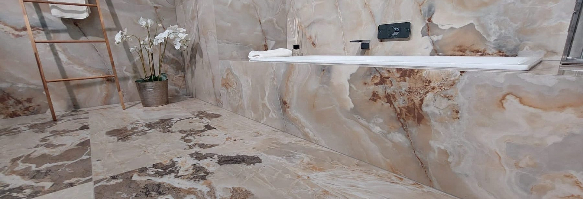 Koupelna s keramickým obkladem a dlažbou Onyx&More od Casa dolce casa