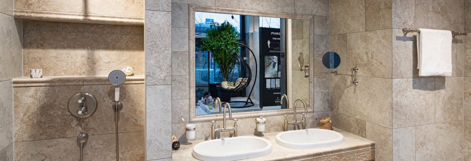 Koupelna v designu kamene ze série Travertino Romano