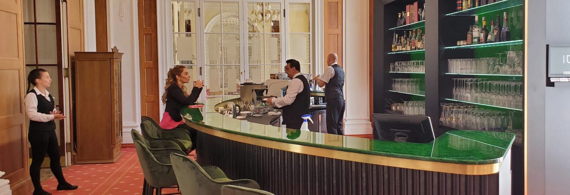 Mattoni bar ze skleněných desek Magna v karlovarském hotelu Imperial