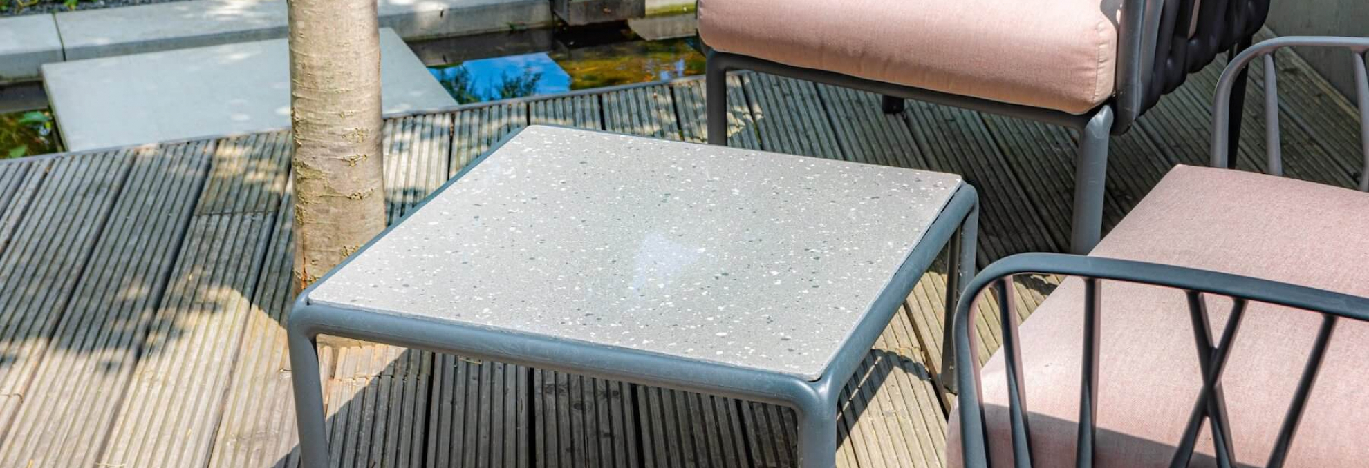Venkovní stolek se stolní deskou z dlažby Floor Gres Earthtech