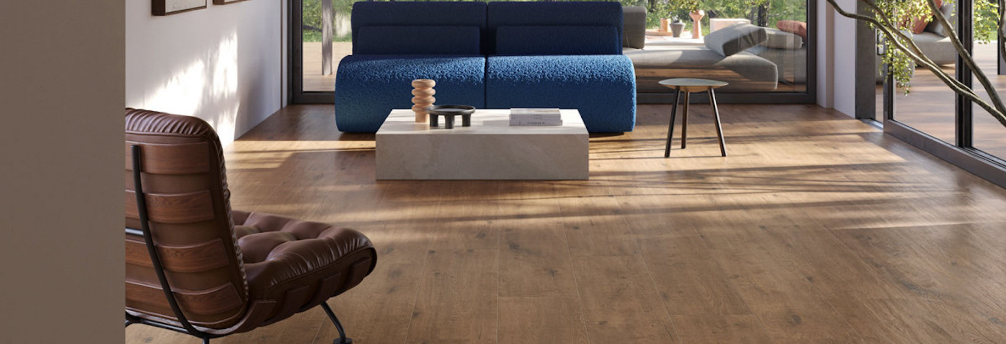 Obývací pokoj s dlažbou v designu dřeva Bosco od Ermes Aurelia