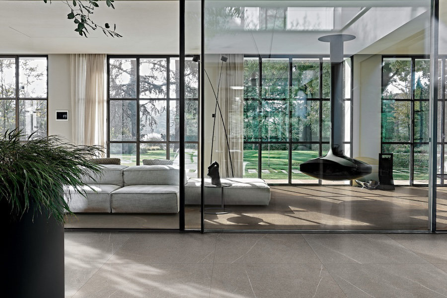 Keramické dlažby ze série Coretech od Florim v moderním interiéru