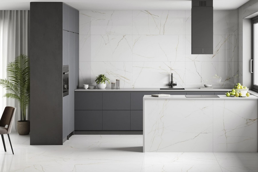 Kuchyně s obkladem a dlažbou Acquilea v designu mramoru Calacatta