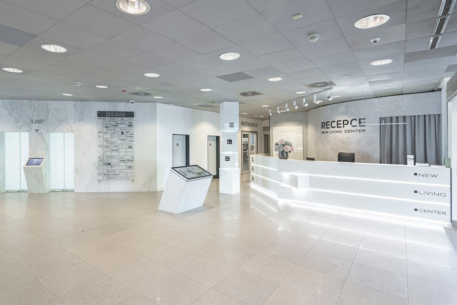 Recepční pult z dlažby Black & White v pražském New Living Center