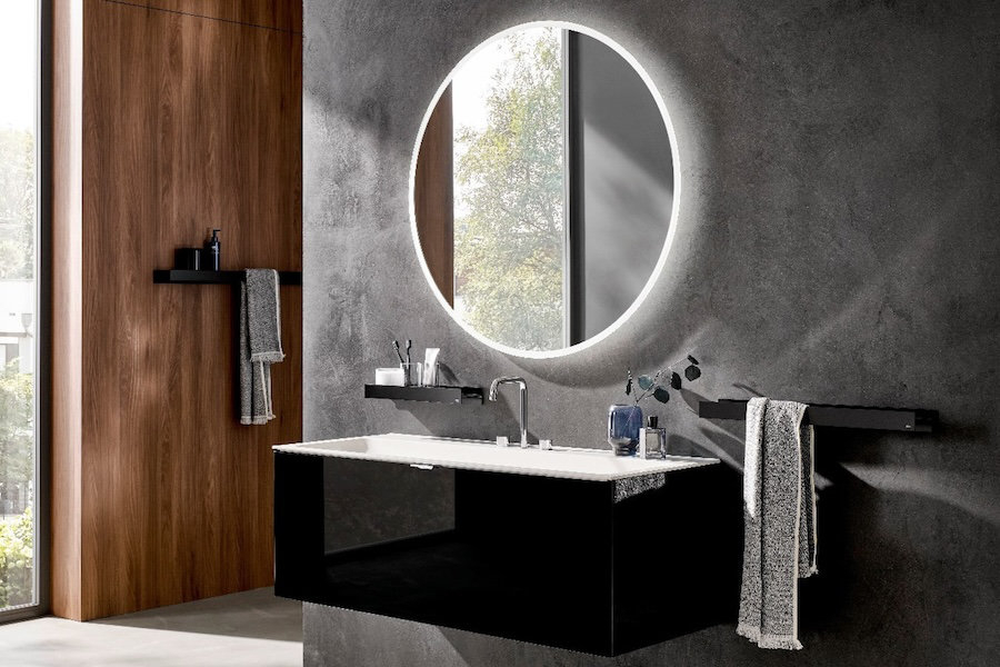 Koupelna s koupelnovými doplňky Aura od Emco