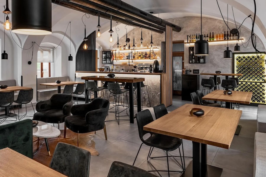 Dlažba a obložený bar v kavárně Caffe Moak