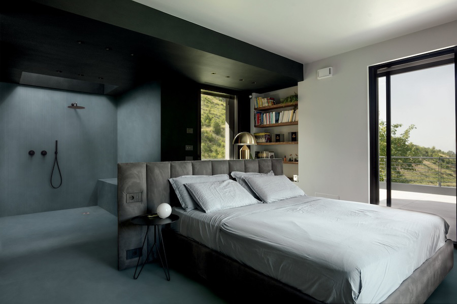 Obklad a dlažba Essential Mood od Florim v moderní ložnici s koupelnou