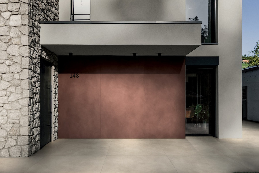 Exteriér domu s obkladem a dlažbou Essential Mood od Florim