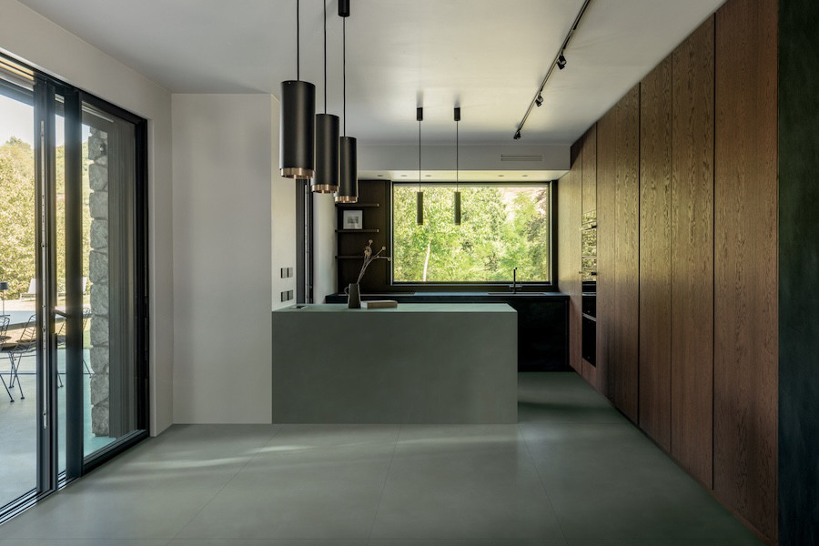 Moderní kuchyně s jídelnou ze série Essential Mood od Florim