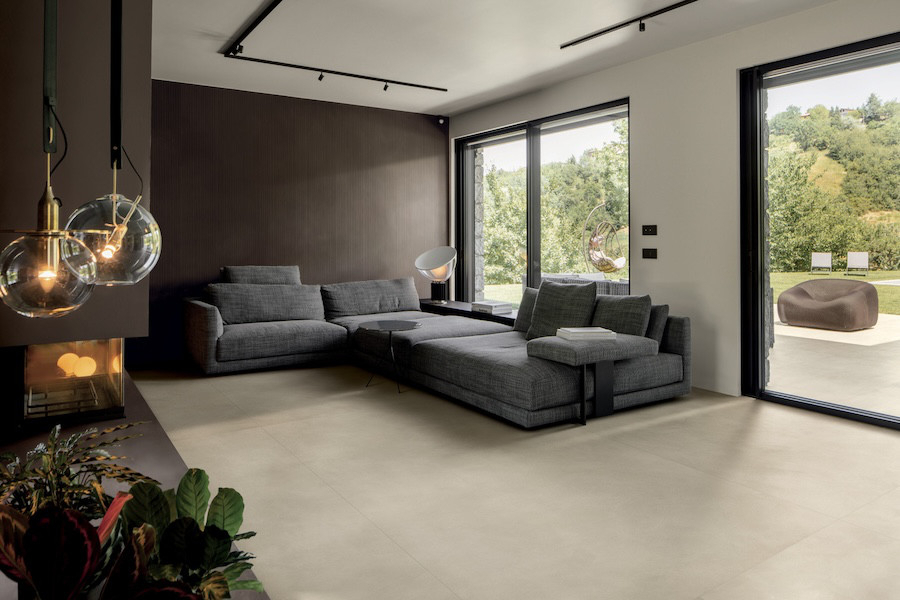 Obývací pokoj se schodištěm a terasou ze série Essential Mood od Florim