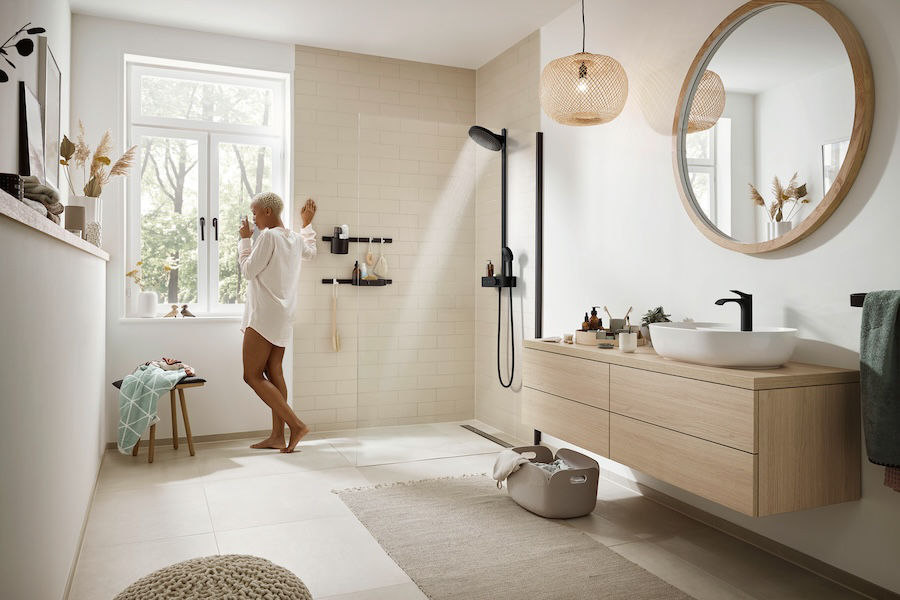 Sprcha Pulsify S od Hansgrohe ve sprchovém koutě