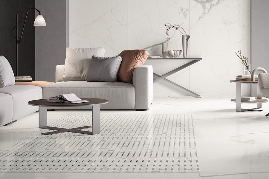 Obývací pokoj s obkladem a dlažbou v designu mramoru Select