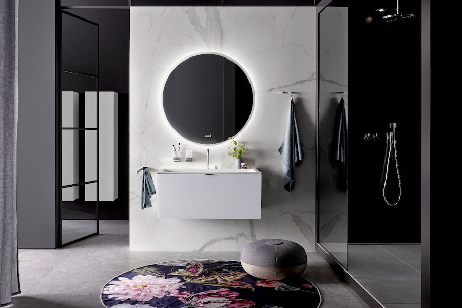 Koupelna s koupelnovými doplňky Cue od Emco Bath