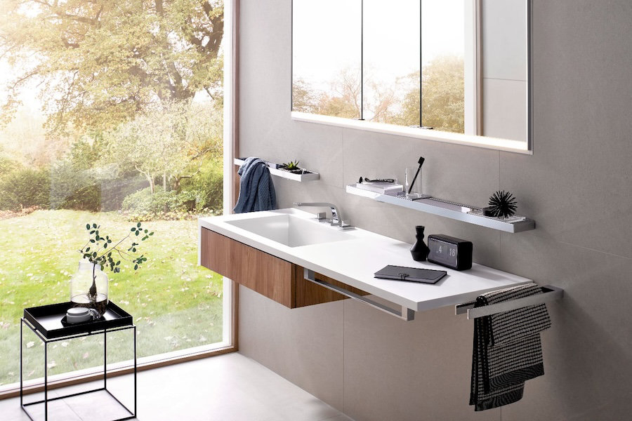 Koupelnové doplňky Liaison od Emco Bath v koupelně