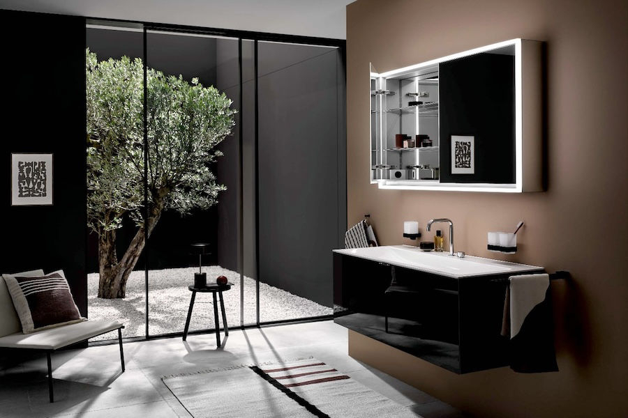 Zrcadlová skříňka Loft od Emco v koupelně