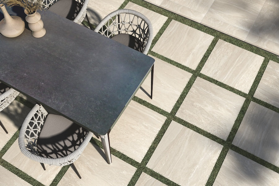 Venkovní terasa ze světlé keramické dlažby Alp Stone od Ermes Aurelia