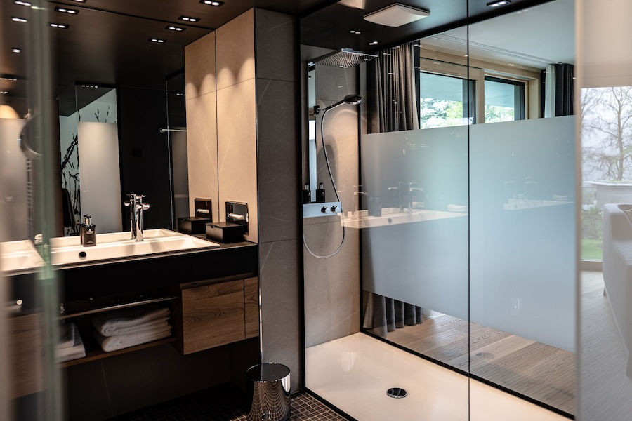 Baterie a sprchové sety Raindance od Hansgrohe v koupelnách resortu