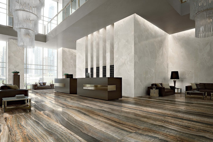 Recepce s keramickou dlažbou a obkladem v designu onyxu Eccentric Luxe