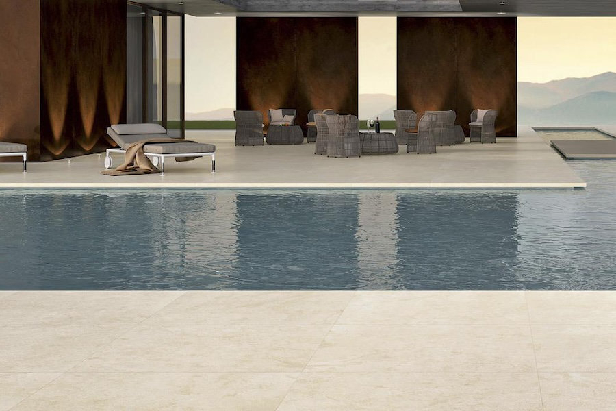 Keramická dlažba Maxfine Limestone od FMG u bazénu
