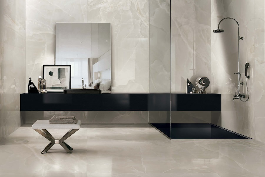 Nadčasová koupelna ze série Eccentric Luxe v designu cloudy white