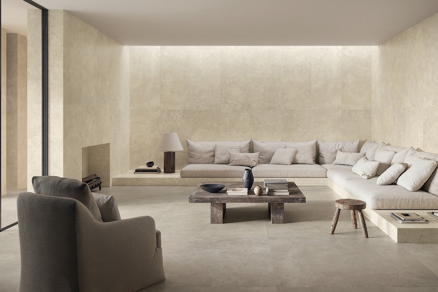 Obývací pokoj s obkladem a dlažbou Calcis od Italgraniti