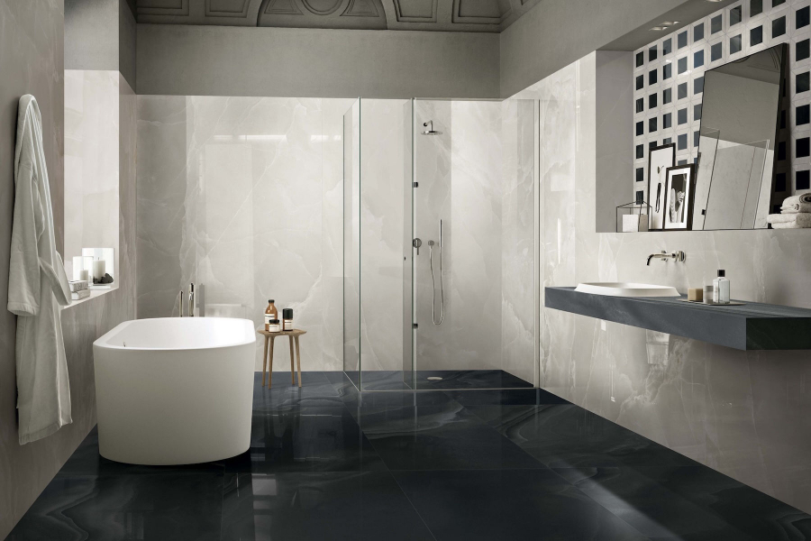 Koupelna s dlažbou Eccentric Luxe v designu smoky black