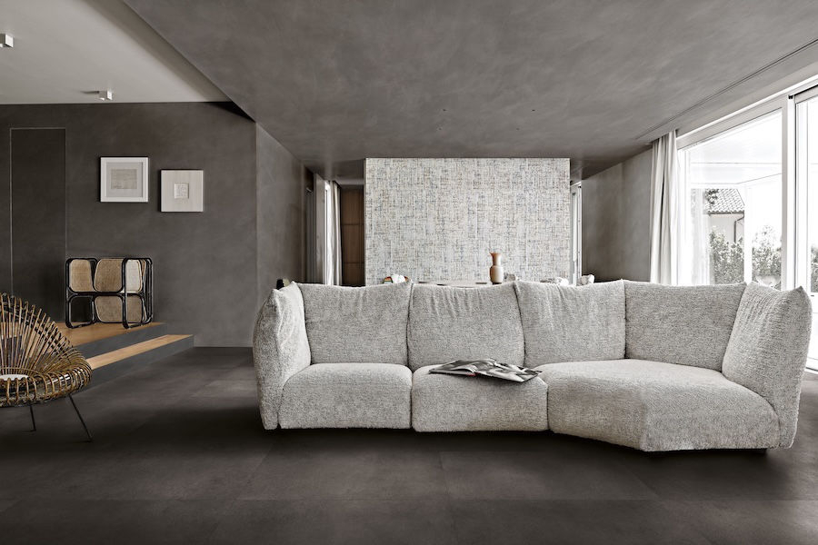 Obývací pokoj s tmavou dlažbou Easy Life od Florim