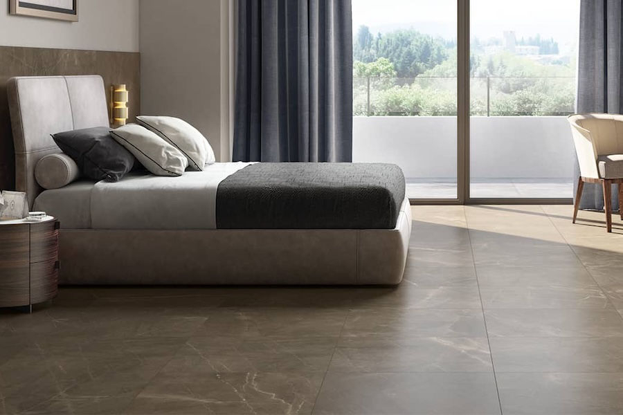 Ložnice s keramickou dlažbou a obkladem FMG Select