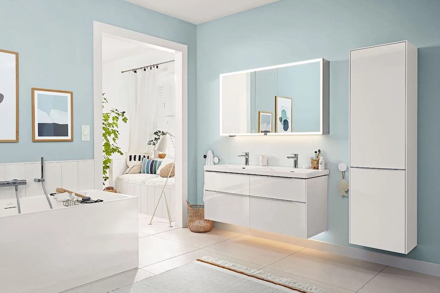 Světle modrá koupelna se sanitární keramikou a nábytkem Subway 3.0
