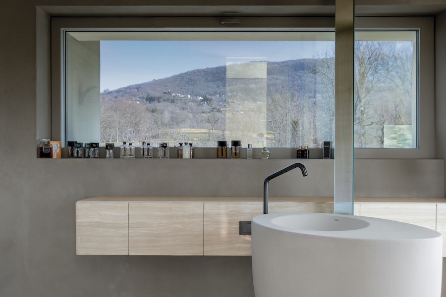 Keramická dlažba, obklad a police Biotech v moderní koupelně