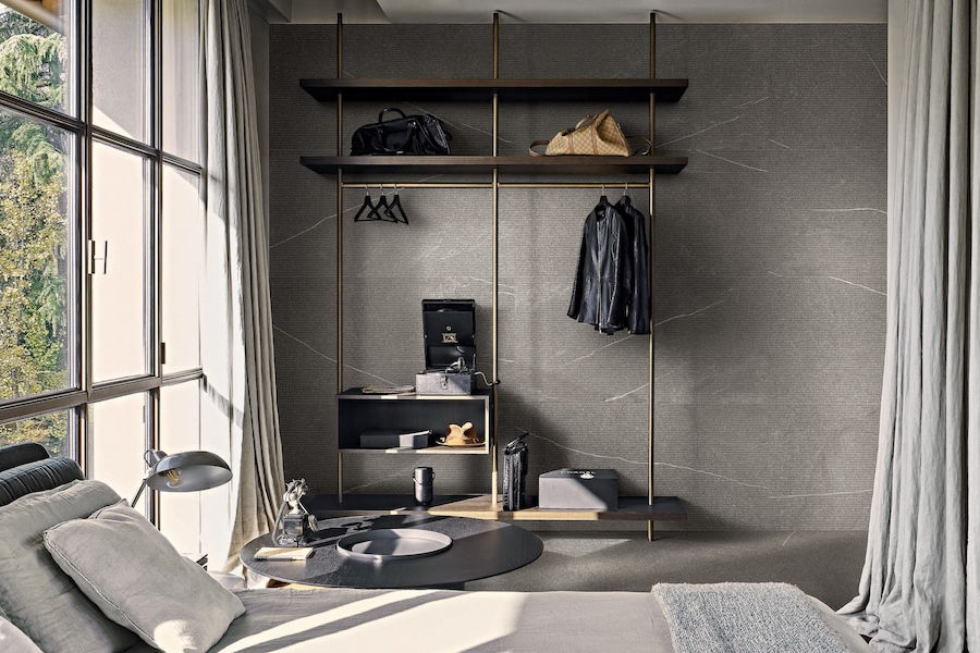 Ložnice s keramickou dlažbou a obkladem Coretech od Florim