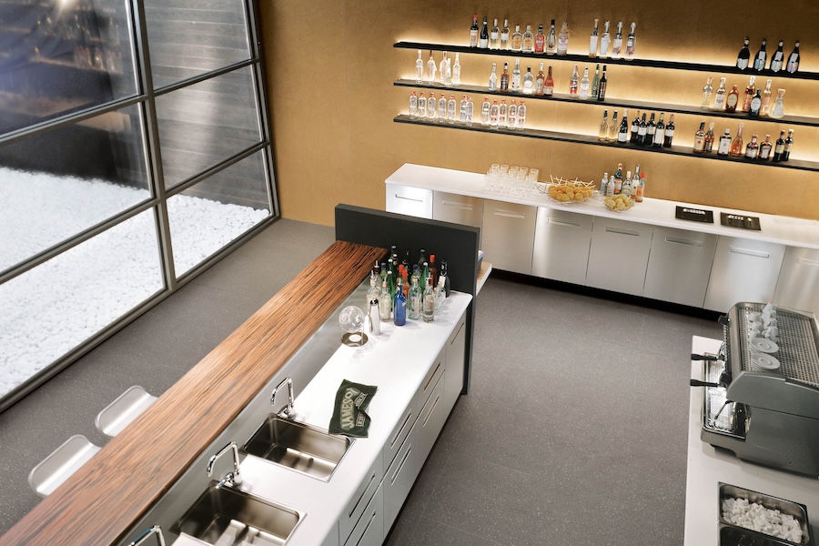 Kavárna s barem obložená sérií Earthtech od Florim