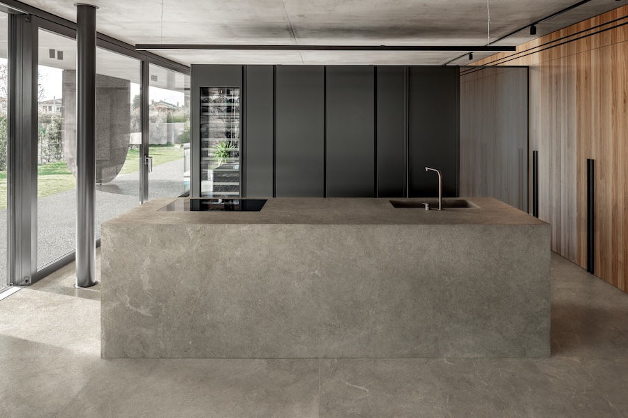 Moderní kuchyně s ostrůvkem, jídelním stolem a sérií Biotech