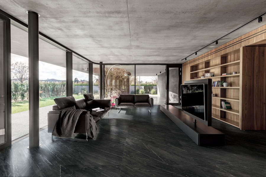 Obývací pokoj s tmavou dlažbou Florim Biotech