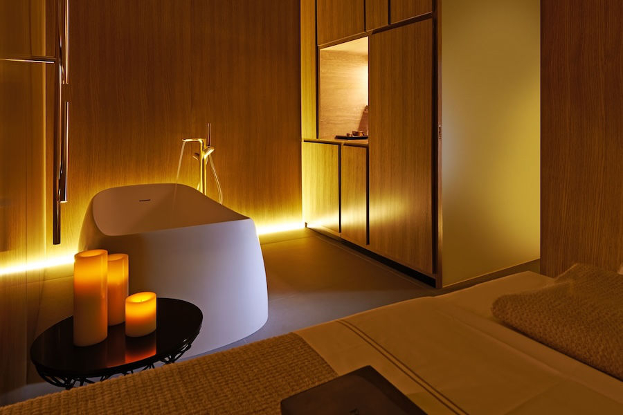 Luxusní koupelny se zlatými vodovodními bateriemi AXOR