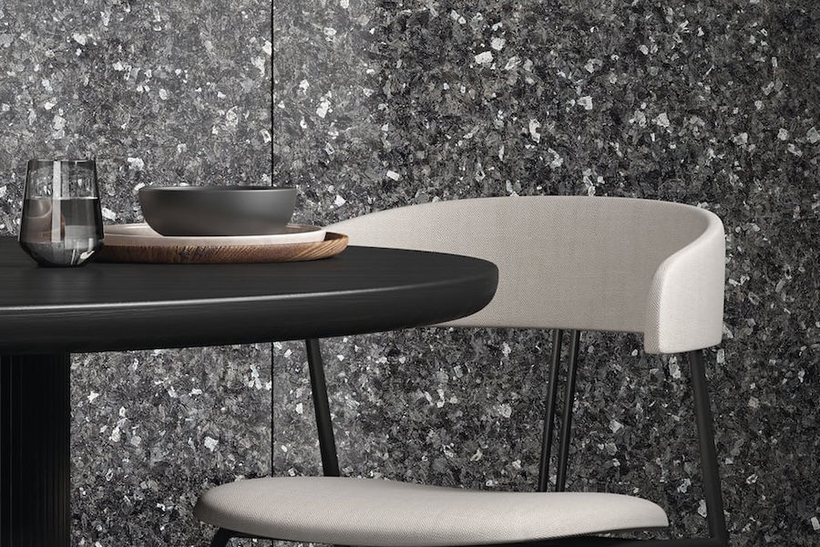 Kuchyně s keramickou deskou a obkladem Graniti Maxfine od FMG