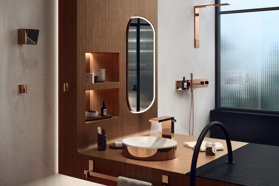 Elegantní koupelna s umyvadly, vodovodními bateriemi a doplňky AXOR