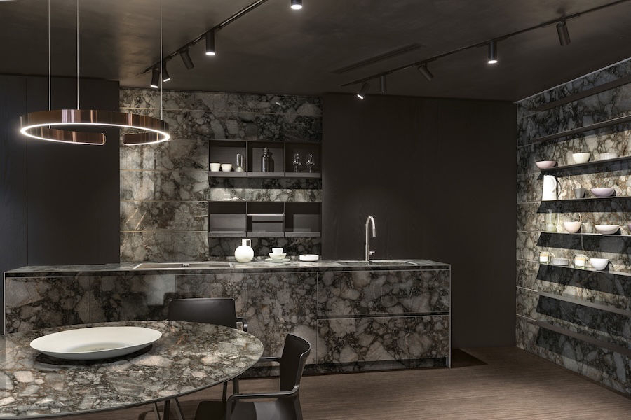Kuchyně s pultem, stolem a obkladem v designu kamene od Florim