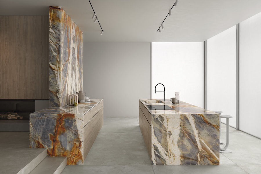 Kuchyně obložená sérií Marmi Maxfine v designu Blue Tempest