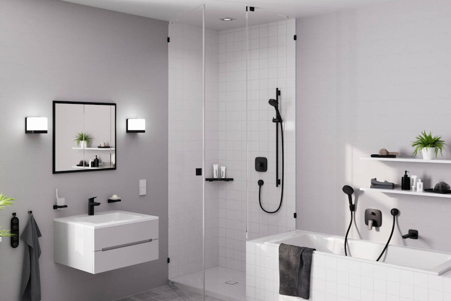 Koupelna s černými vodovodními bateriemi Logis od Hansgrohe